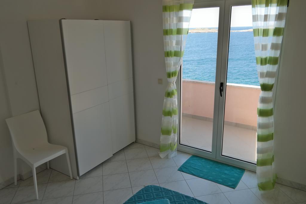 Apartments puntaplanka direkt am meer Rogoznica  Bagian luar foto