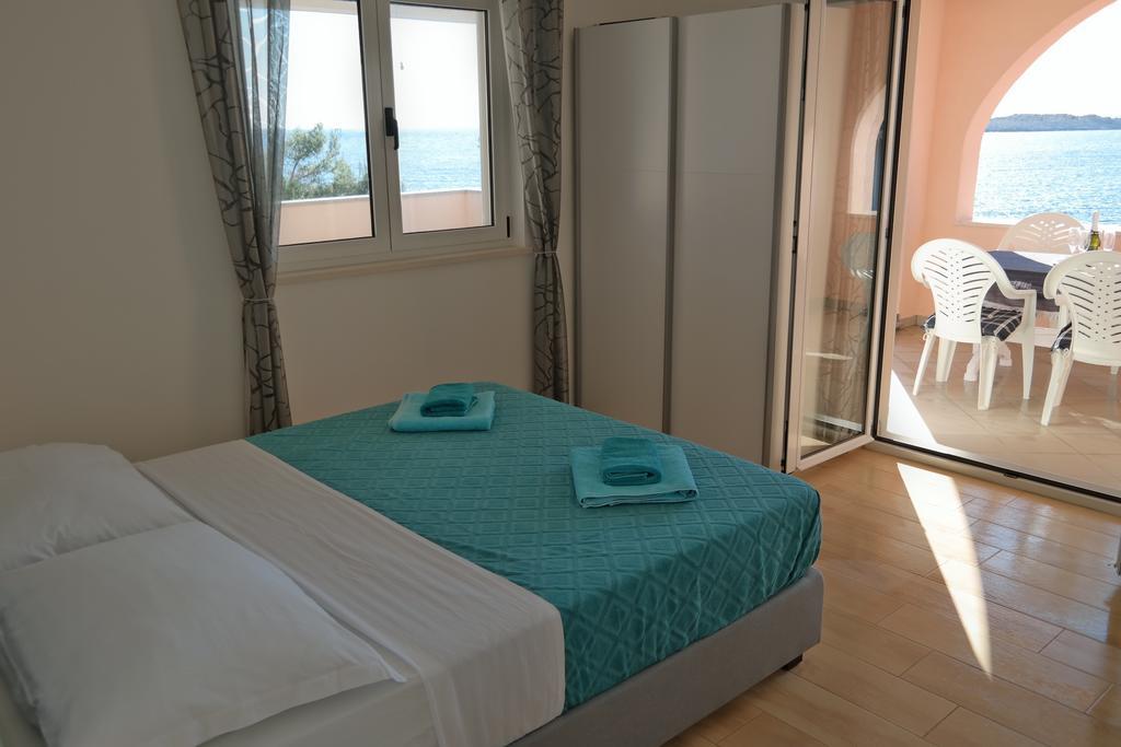 Apartments puntaplanka direkt am meer Rogoznica  Bagian luar foto
